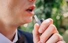 Un hombre fumando tabaco calentado