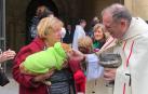 Numerosas personas con sus mascotas han participado este miércoles en la tradicional bendición de animales por la festividad de San Antón en la plaza de San Nicolás de Pamplona