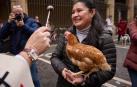 Paulina Baura posa con 'Ginger', su gallina