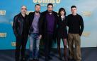 El cineasta Daniel Calparsoro (c) posa junto al elenco de actores (de i a d) Luis Tosar, José Manuel Poga, María Pedraza, Arón Piper y el productor Borja Pena (d) durante la presentación de la película "El correo" en Madrid,