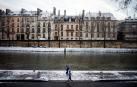 Dos personas hacen running junto al río Sena este jueves en París