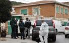 Miembros de la Guardia Civil trabajan en el lugar donde han sido hallados los cuerpos, en una vivienda de Morata de Tajuña