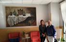 Begoña Moreno y Jan Díez, junto a la obra donada por el pintor tudelano