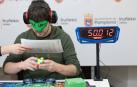 Julen Simón, presidente de la Asociación Española de Speedcubing, hace una demostración de la modalidad ciega de 3x3x3