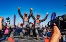 Carlos Sainz y su copiloto, Lucas Cruz, festejan la victoria en el Dakar 2024