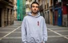 Moisés No Duerme, fotografiado en Pamplona. En su sudadera, el logo de un anterior disco, Leve