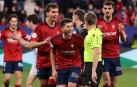 David García, ante el colegiado Hernández Hernández en una de las decisiones desafortunadas que tomó en los octavos de Copa