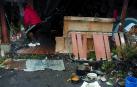 Muchos de los chicos sin hogar regresan durante el día a las mismas cloacas con basura y ratas donde han dormido meses