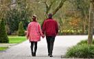 Una pareja pasea por un parque