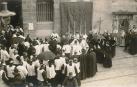 Entrada de Mateo Múgica en 1924. Colección particular. Entre 1862 y 1947 la basílica de San Ignacio fue el punto de recepción del obispo, lugar donde ratificaba su juramento y se revestía «de medio pontifical» para iniciar su recorrido triunfal a la catedral bajo el palio del ayuntamiento, portado simbólicamente por los concejales en observancia del ceremonial para la entrada del obispo prescrito en el Pontificale Romanum