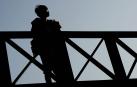 Un niño solo en un puente