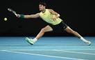 El tenista Carlos Alcaraz en una jugada del partido de octavos de final del Abierto de Australia que le ha enfrentado al serbio Miomir Kecmanovic