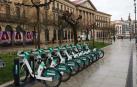 Bicicletas del Ayuntamiento aparcadas en frente de la sede del Gobierno de Navarra.