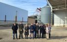 Asistentes a la visita de la consejera Patricia Fanlo -tercera por la izda.- a la Cooperativa de Labradores.