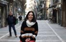 Rakel Arjol, presidenta de la Federación de peñas de Pamplona posa en la calle Estafeta, muy cerca de la sede de Muthiko Alaiak