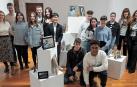Alumnado de 1º y 2º del bachillerato artístico, junto con sus profesores, en una de las zonas de la exposición que han preparado