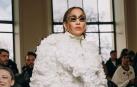Jennifer López asistió desde el 'front row' al desfile de Schiaparelli en la Semana de la Moda de la Alta Costura de París con unas originales gafas doradas