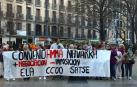 Protesta de los trabajadores de Amavir frente el Parlamento foral para expresar su protesta por el "bloqueo" en la negociación del convenio colectivo