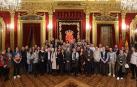 Foto de grupo con presencia de la consejera Fanlo y la directora general de Universidad, Ana Burusco, con una representación de participantes en el Congreso Bienal de la Real Sociedad Matemática Española celebrado en Pamplona