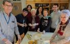 Parte del alumnado y los mayores en la preparación de uno de los platos en San Jerónimo