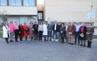 El consejero de Salud, Fernando Domínguez, y la gerente del Área de Salud de Tudela, Ana Campillo, junto al personal homenajeado en el exterior del Hospital Reina Sofía de Tudela