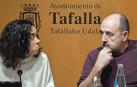 Gontzal Ibarrola charla Maitane Fernández en el pleno
