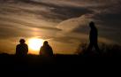 Varias personas, al atardecer de este jueves en Pamplona