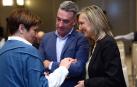 Cristina Ibarrola habla con Ana Elizalde y Miguel Bujanda antes del inicio del Consejo Político de ayer