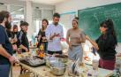 El cocinero David Sorroche (c) con los alumnos de la Escuela de Arte Roberto Orallo, en Cantabria, que han creado joyas perecederas, sabrosas y comestibles