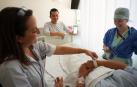 Una paciente del Hospital Reina Sofía de Tudela recibe la pulsera de geolocalización