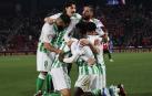 Los jugadores del Betis celebran el tanto de Altimira que les dios los tres puntos en el feudo del Mallorca./