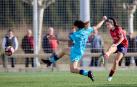 Ainhoa Guallar dispara en presencia de Amaia Martínez. Fue un golazo, el segundo de la sangüesina