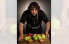 Aingeru Larrasoaña Etchaide cultiva 19 variedades de manzana