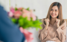 La tradición de regalar flores ha perdurado como un gesto romántico clásico