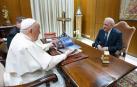 Imagen facilitada por el Vaticano que muestra al papa Francisco durante la breve reunión mantenida con el director de cine estadounidense Martin Scorsese