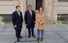 María José de Paz, portavoz de las familias de las víctimas del Villa de Pitanxo, junto a los abogados de éstas