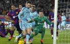 Raúl García de Haro intenta rematar delante de Iñaki Peña, portero del F.C. Barcelona