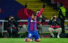 El delantero brasileño del Barcelona Vitor Roque celebra su gol