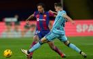 El defensa francés del Barcelona Jules Koundé y el centrocampista de Osasuna Aimar Oroz, durante el partido de la jornada 20 de LaLiga EA Sports