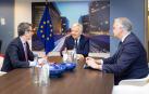Bolaños(izda.) y Pons (dcha.) durante su reunión con el comisario Reynders