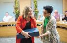 Arantza Biurrun, izquierda, recibe un regalo de manos de la alcaldesa de Ansoáin, Marta Díez