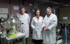 Los investigadores José Vergara, Cristina Favieres y Vicente Madurga posan en uno de los laboratorios de física de la UPNA
