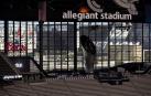 Imagen de la avenida 'The Strip' de Las Vegas a través de una ventana del Allegiant Stadium./