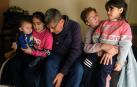 Los maristas azules Georges Sabé y Leyla Moussalli visitaron a los hermanos Omar (8 meses), Rafah (7 años) y Noor (10) días después de ser rescatados bajo los escombros. Sus padres murieron.