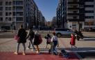 Un grupo de alumnos salen del colegio público Paderborn ubicado en Lezkairu