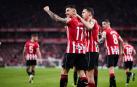 Yuri Berchiche celebra uno de los dos goles que anotó en el encuentro contra el Mallorca./