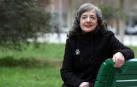 Rosa María Flores Sardiña, afectada por un mieloma múltiple desde hace nueve años, en los alrededores de su casa