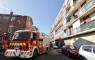 Agentes de policía y miembros de los servicios de emergencias en el lugar del suceso, en un edificio de la calle Cisne de Valladolid, en el barrio de Los Pajarillos