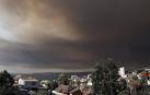 Fotografía de la ciudad de Viña del Mar (Chile) cubierta por una nube de humo provocada por un incendio forestal en la reserva natural del lago Peñuelas