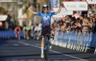 El ciclista estadounidense William Barta (Movistar) celebra su victoria en la última etapa de la Volta a la Comunitat Valenciana